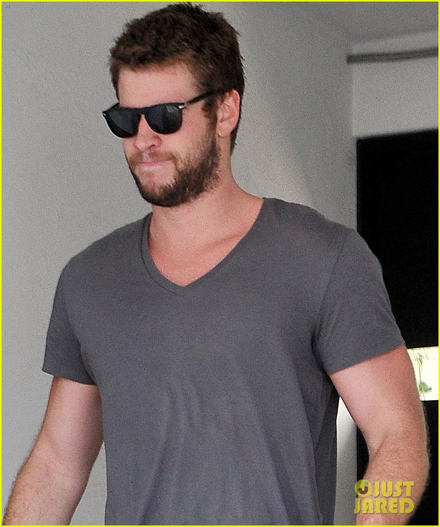 Liam Hemsworth has nice abs
