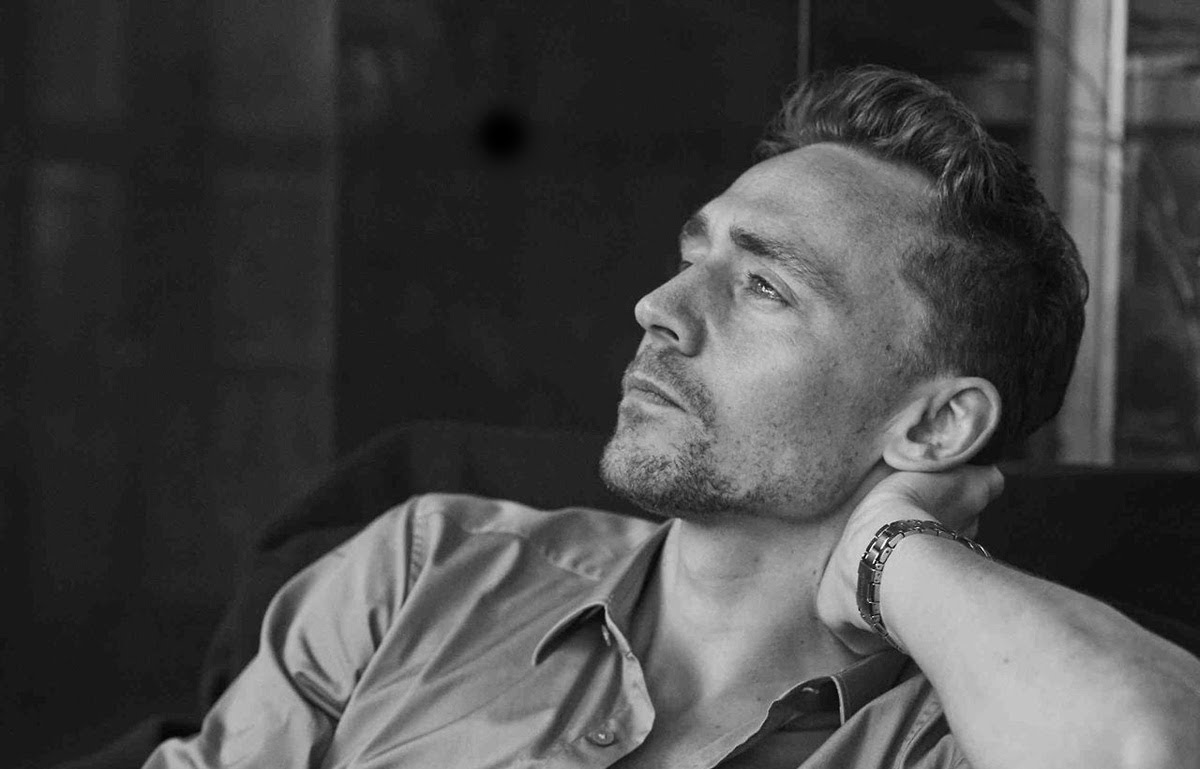 Watch Tom Hiddleston posing