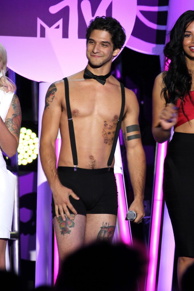‘Teen Wolf’ Tyler Posey Bares His Briefs at MTV Fandom Awards.