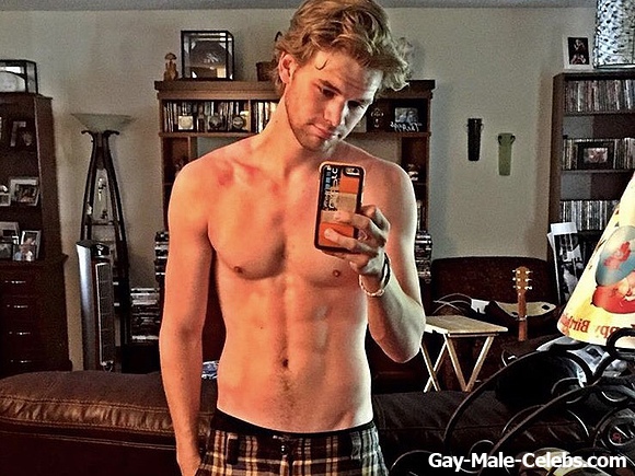 Kenton Duty: Casual Shirtless Pics And A Surprise