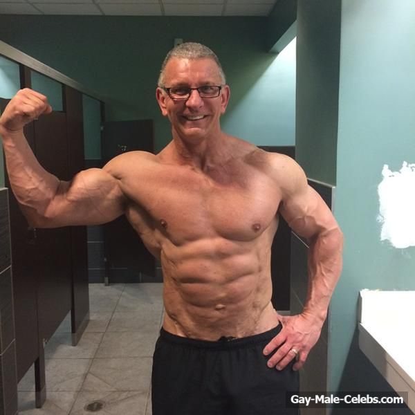 Robert Irvine shows off his ripped chest in Hawaii | Royal 