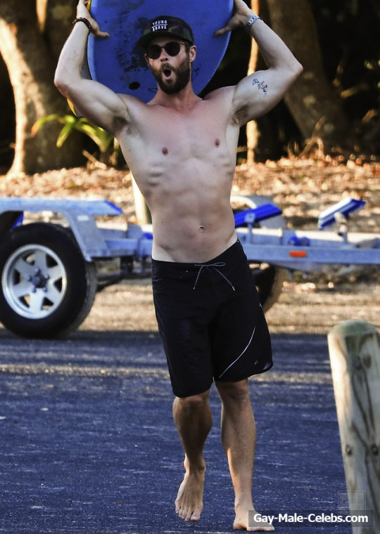 Chris Hemsworth Shirtless