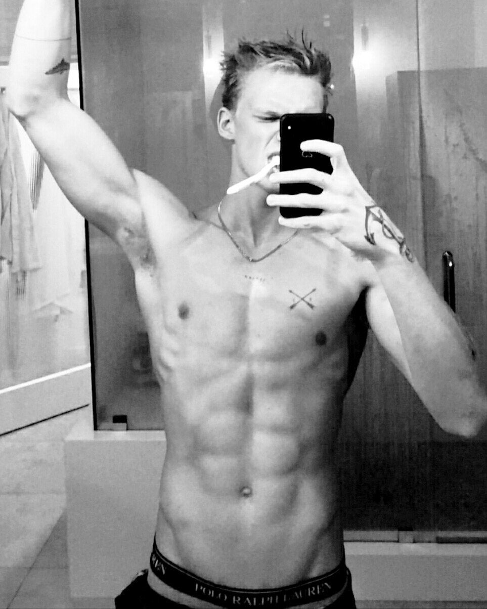 Cody Simpson Shirtless (1 Photo)