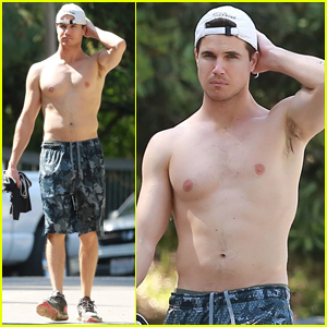 Robbie Amell Shirtless (1 Photo)