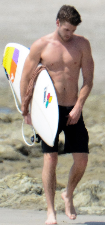 Cute Liam Hemsworth body
