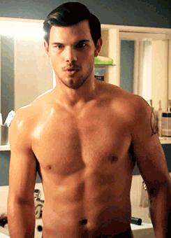 Taylor Lautner almost naked