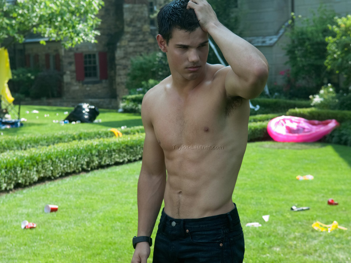 Taylor Lautner naked