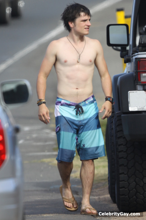 Josh Hutcherson Nude (29 Photos)