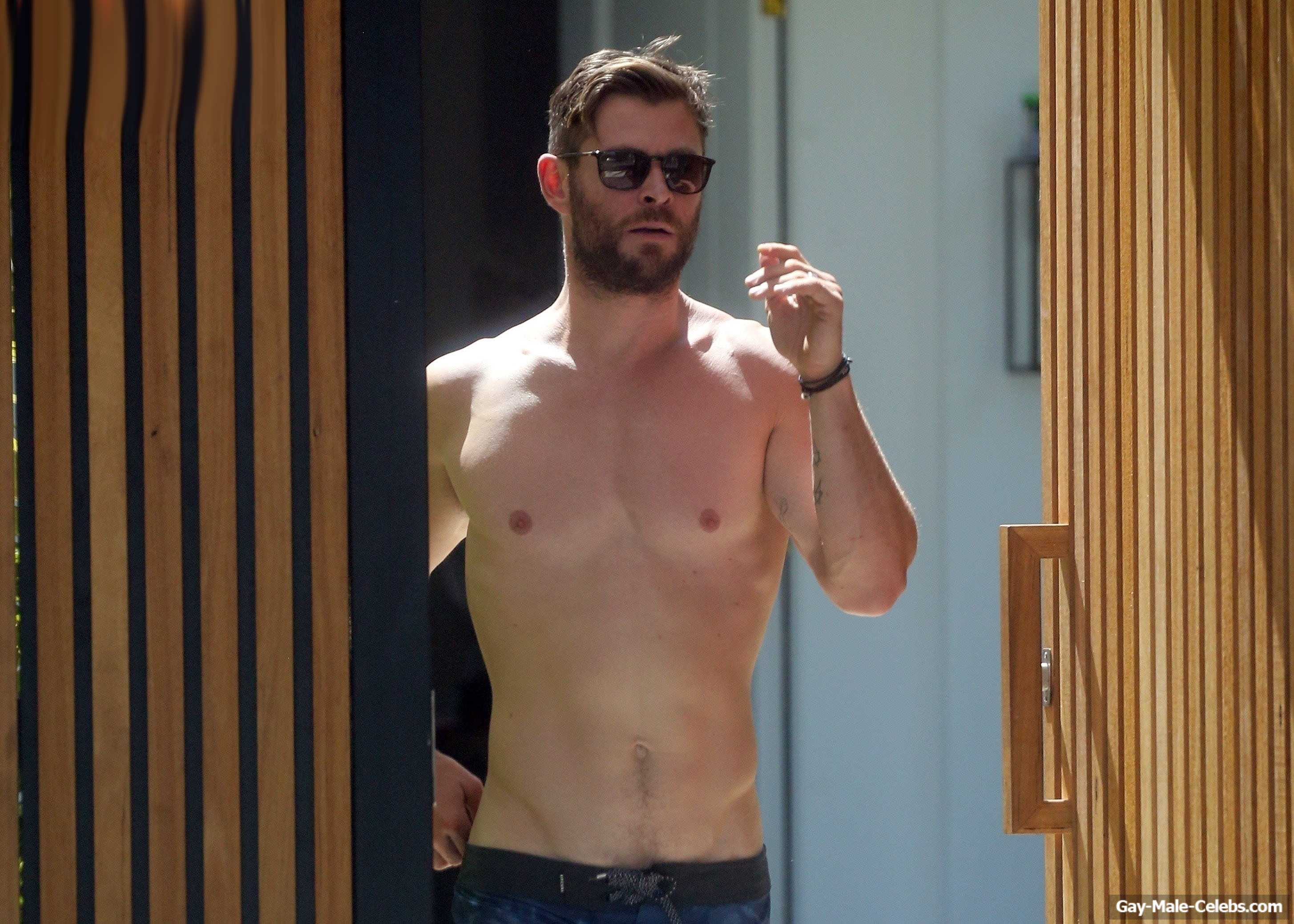 Chris Hemsworth Shirtless (13 Photos)
