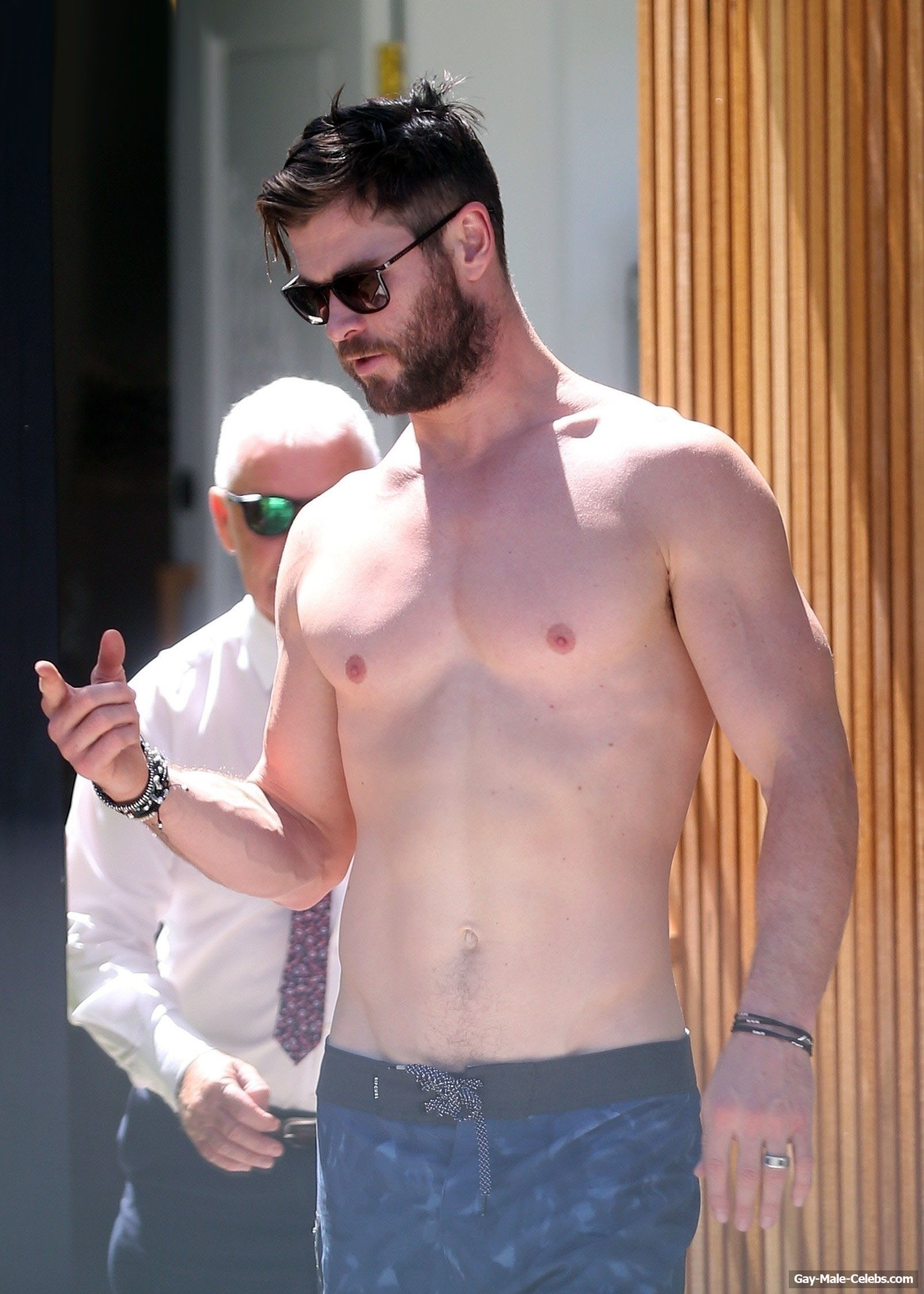 Chris Hemsworth Shirtless (13 Photos)