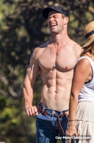 Liam Hemsworth Shirtless (2 Photos)