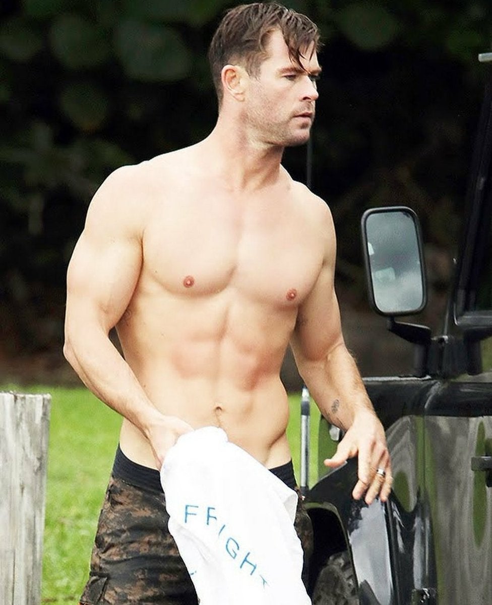 Chris Hemsworth Sexy (2 Photos)